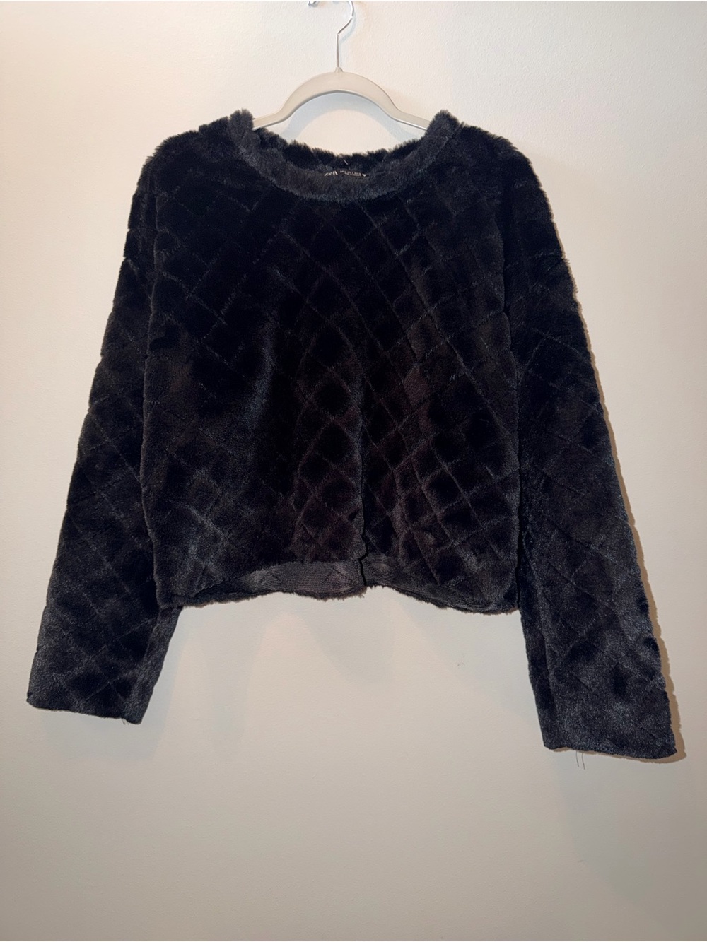 Zara black faux fur size Large quilted cropped pull over
